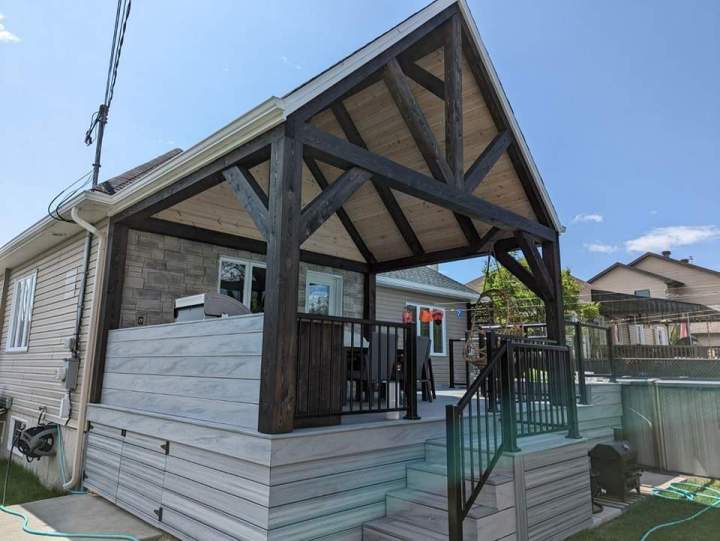 Terrasse couverte en charpente bois massif et cuisine intégrée Lac-Beauport