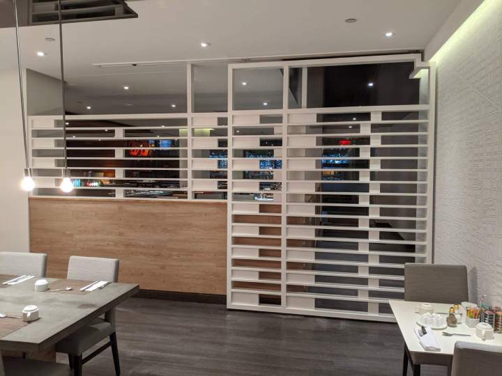 Fabrication et installation mur coulissant bois laqué blanc pour hôtel Lac-Beauport